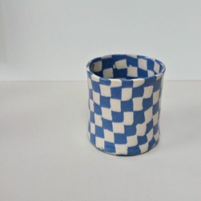 the clay shaper mok schaakmat blokjes blauw creme keramiek handgemaakt kunst servies